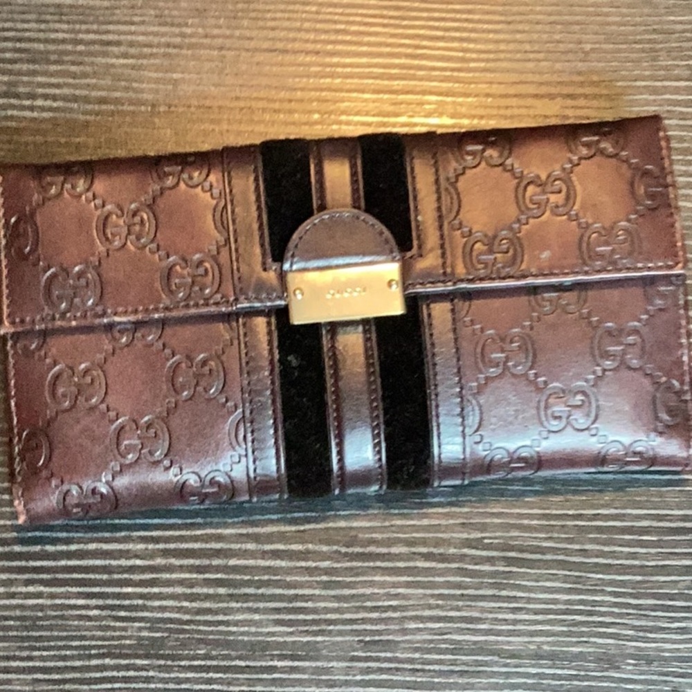 Pre loved Gucci wallet in good condition.
